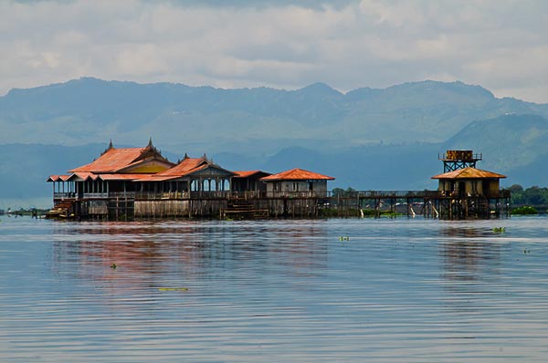 bezmjatezhnoe-spokojstvie-ozero-inle