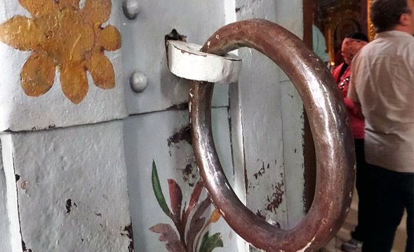 медное кольцо на входной двери храма