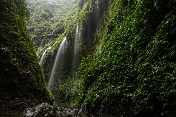 красивый водопад на яве