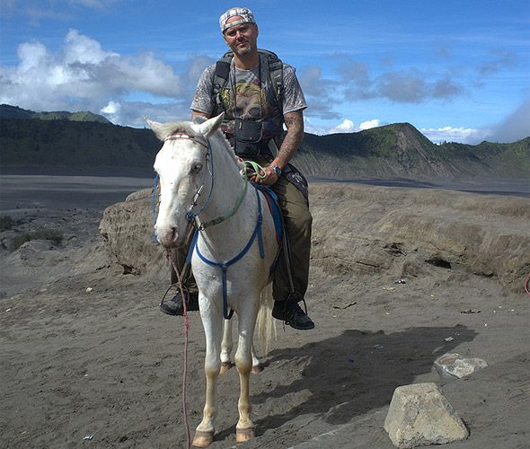 на индонезийской лошадке у вулкана на яве