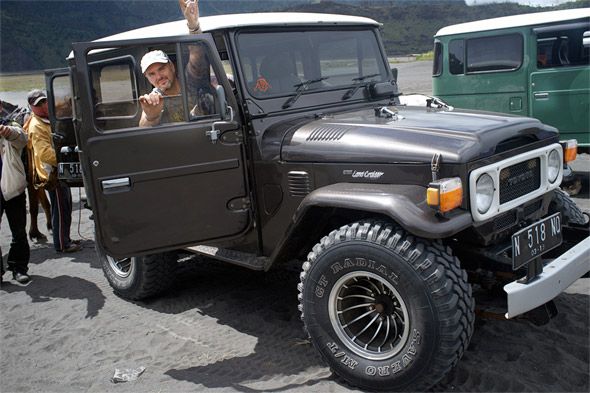 за рулем toyota land cruiser 40