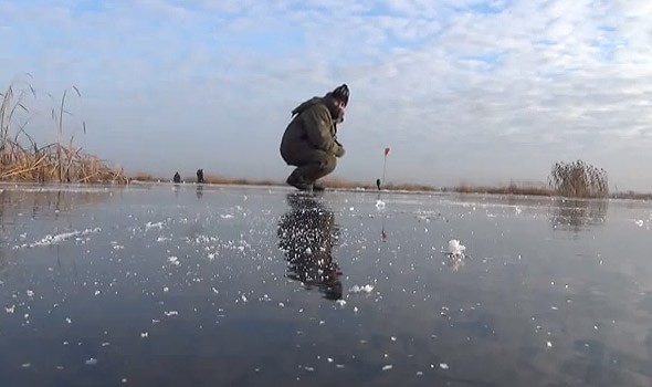 подледный  лов рыбалка на озере неро зимой