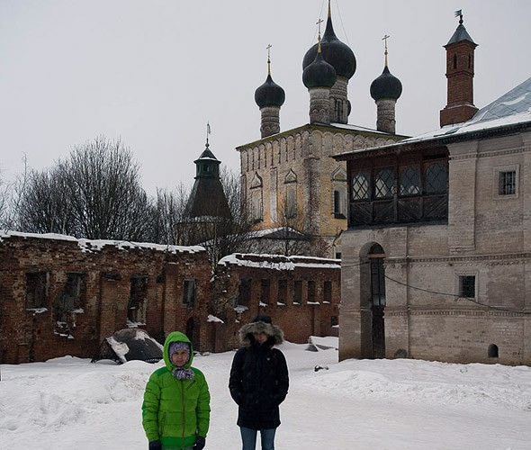 съежились у стен монастыря