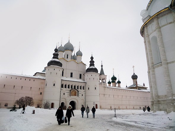 из соборной площади на митрополичий двор 