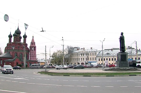 памятник в центре богоявленской площади