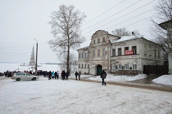 поток людей по волге к затопленной колокольне калязина