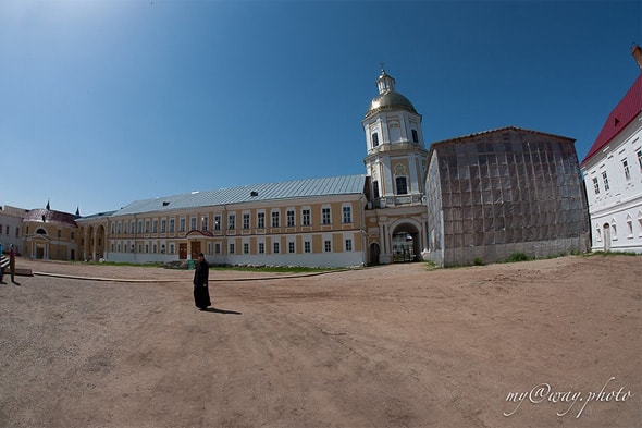 нилова пустынь церковь вех святых правее церкви петра и павла