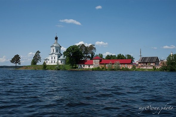 красивая крестовоздвиженская церковь