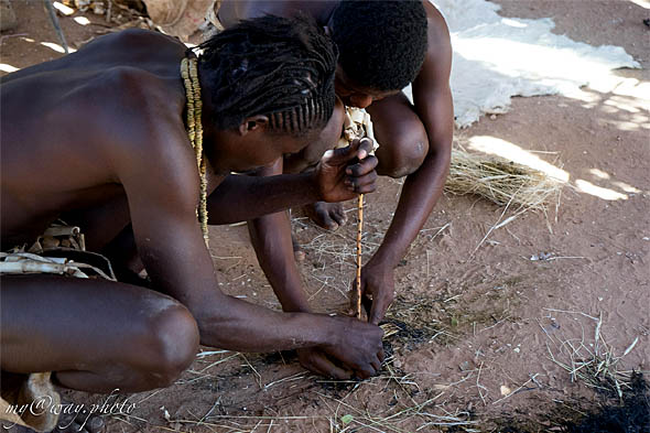 племя намибии дамара добывают огонь