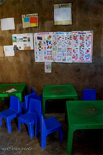 в школе деревни химба пластиковые столики и стульчики