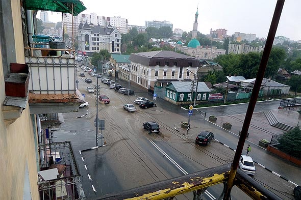 масса воды затопила дорогу после дождя