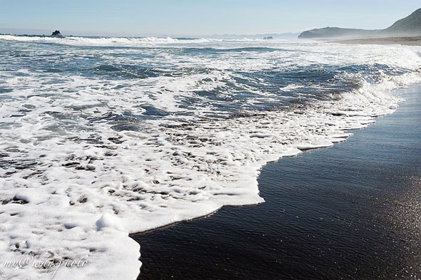 халактырский пляж камчатка в белых коронах пены волны словно кипят