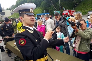 подержать в руках оружие