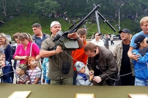 подержать в руках оружие всем интересно