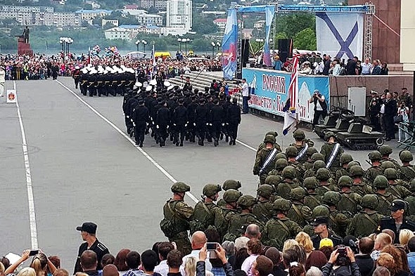 молодцеватые десантники в экипировке солдата будущего