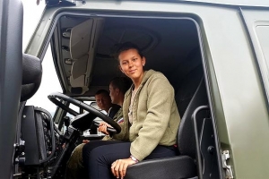 в кабине военной машины