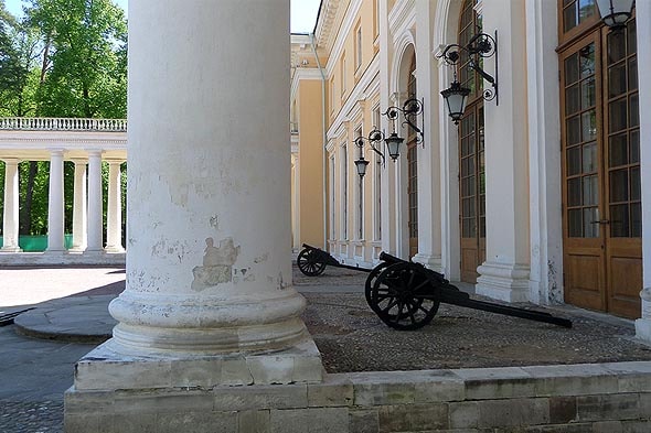 вход в большой дом усадьба архангельское князей юсуповых