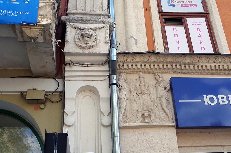 маскарон и барельеф на проспекте кирова