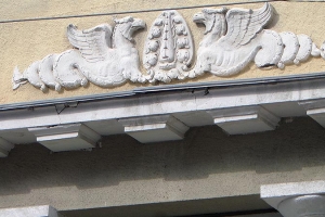 могучие и крылатые грифоны на здания саратова