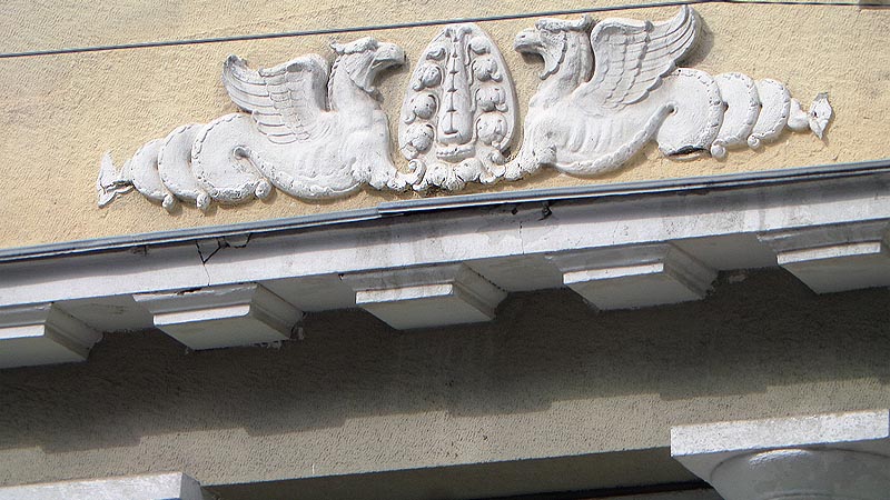 могучие и крылатые грифоны на здания саратова
