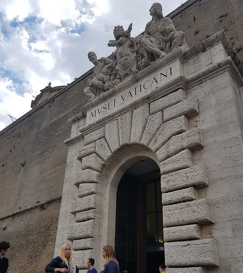 у входа в музеи ватикана