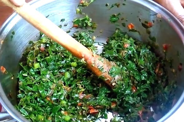 сукума вики готовится из зелени лука с помидорами