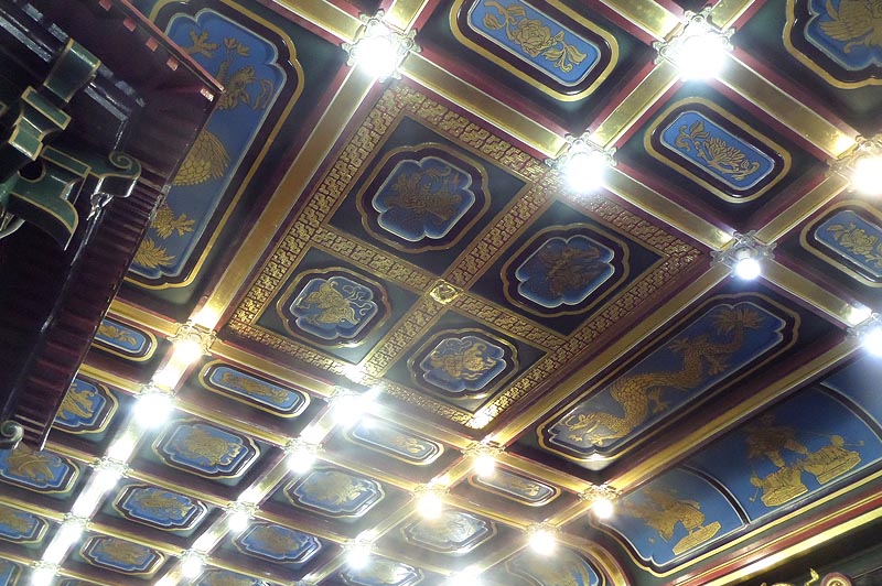 невероятной красоты кессонный потолок с позолоченным орнаментом и росписью