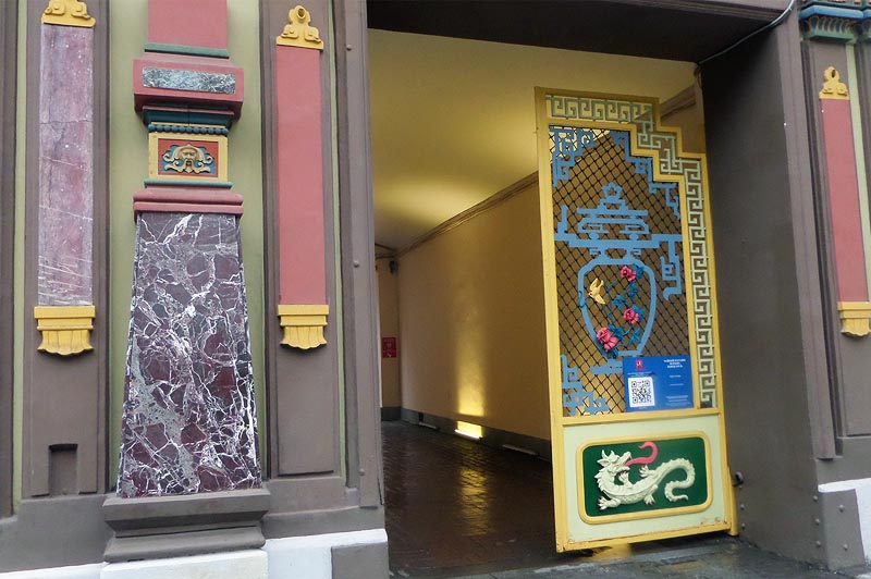 кованые ворота со стилизованными изображениями ваз с цветами