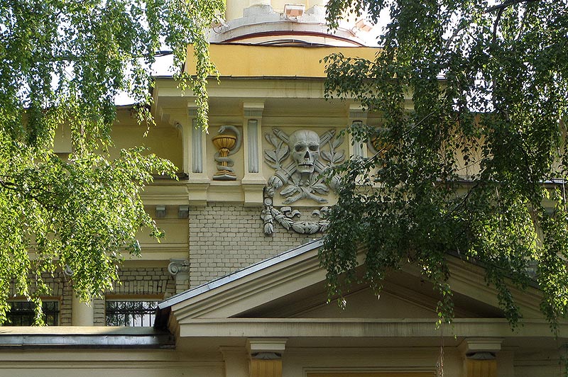 изображения на обратной стороне здания  медуниверситета саратов