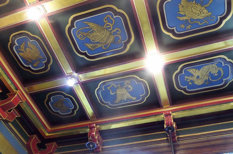 потолочные филенки с фигурами китайскими символами чайный магазин перлова в москве