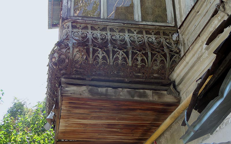 красивый балкон чугунного литья во дворе усадьбы тюльпиных саратов