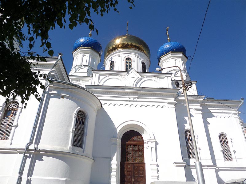 купола сияющие золотом и небесной лазурью духосошественская церковь саратов