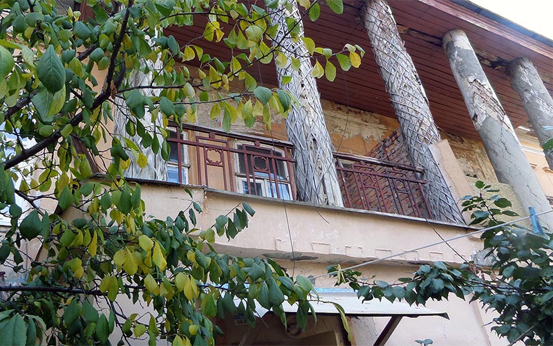 ободранный фасад особняка князя баратаева саратов