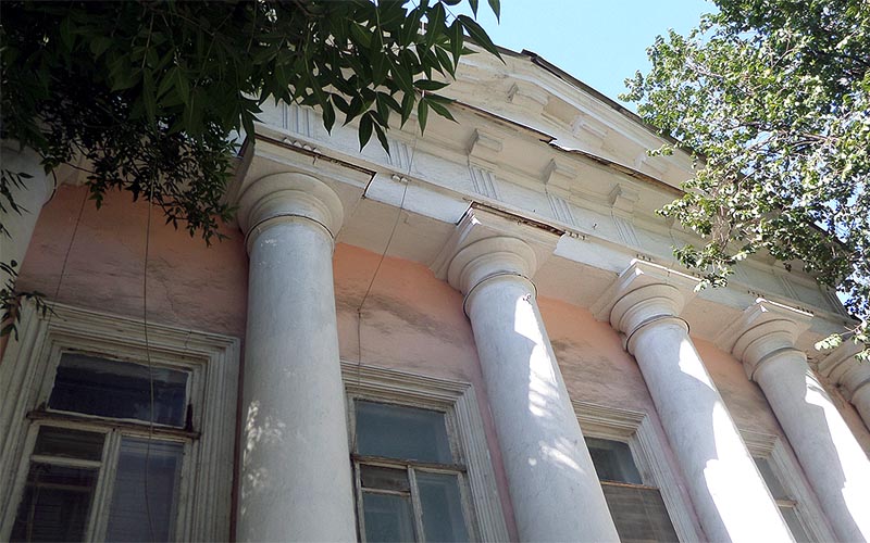колонны тосканского ордера у особняка тюльпиных