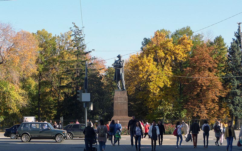 памятник революционному демократу стал любимым местом встреч саратовской молодежи
