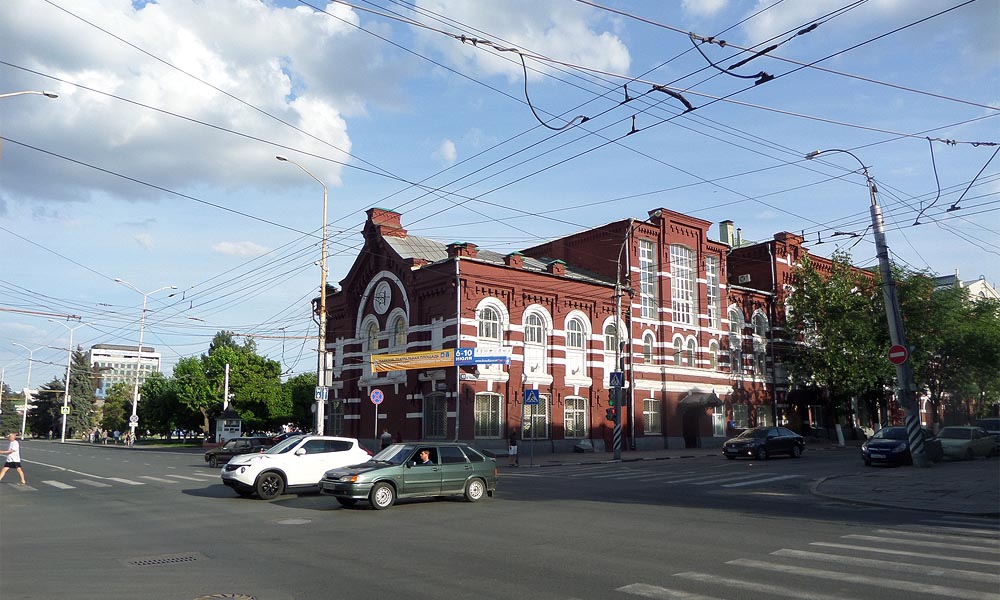 бывшее здание аудитории для народных чтений на другой стороне улицы московской