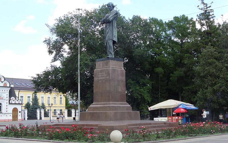 памятник писателю революционеру н г чернышевскому в саратове