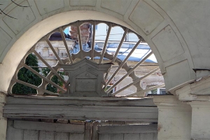 деревянный щиток на арке ворот усадьбы тюльпиных саратов