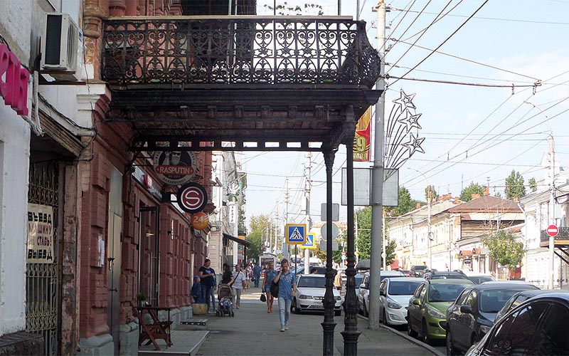 саратовский балкон на чугунных столбиках занимающий всю ширину тротуара