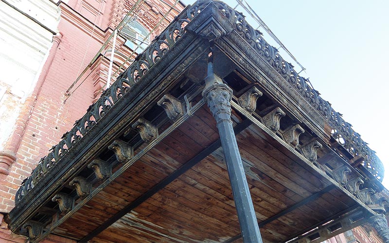 один из саратовских балконов на чугунных столбиках занимающий всю ширину тротуара