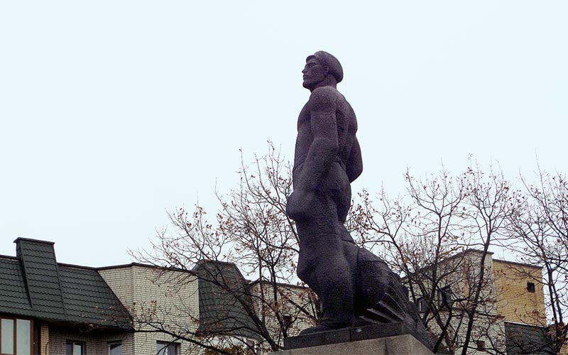 величественная фигура рабочего памятник борцам революции 1905 года саратов