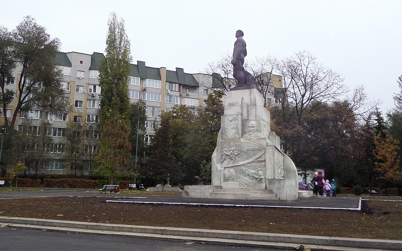 сторона памятника борцам революции 1905 года с достижениями страны к 1925 году