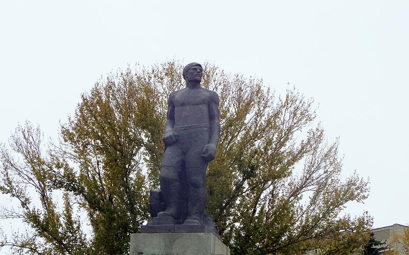 рабочий опирающийся на молот памятник борцам революции 1905 года в саратове