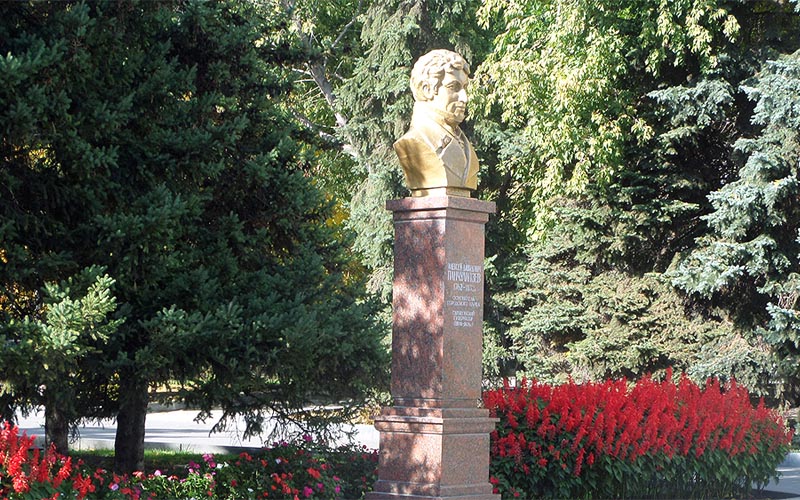 бюст губернатова панчулидзева у входа в городской парк саратова
