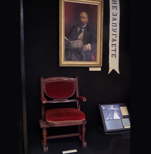 кресло из киевского оперного театра экспозиция краеведческого музея саратова