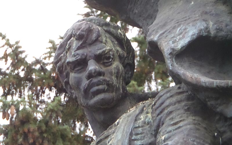 матрос с памятника борцам революции саратов