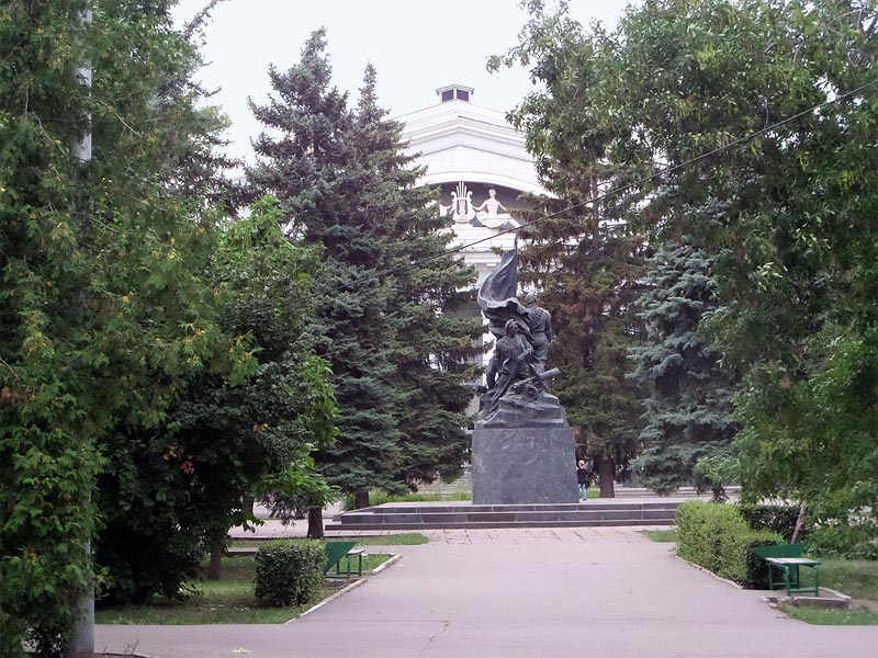 обратная сторона памятника борцам революции в саратове