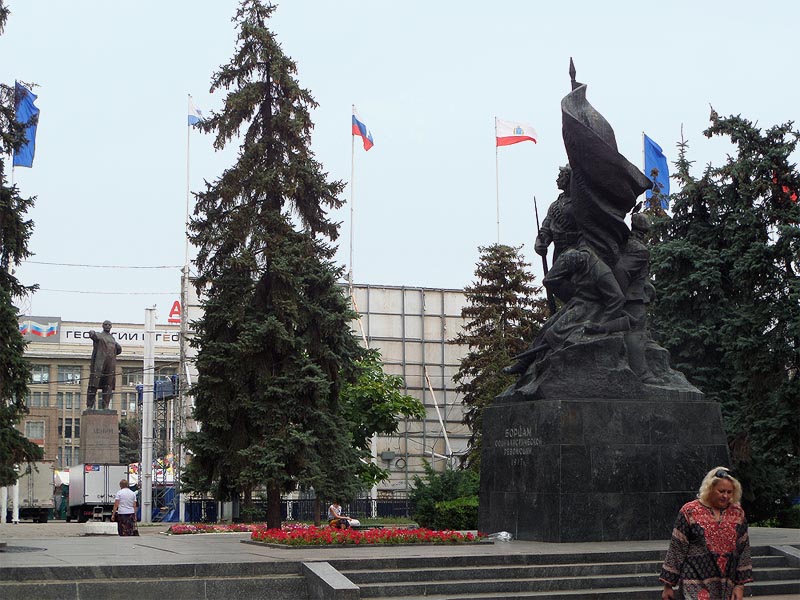 ленин на одной стороне театральной площади на другой памятник борцам революции