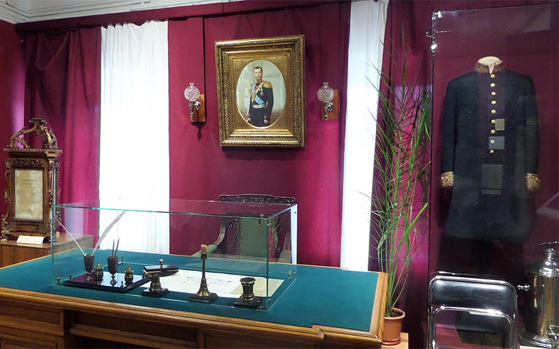 стол губернатора столыпина экспозиция краеведческого музея саратова