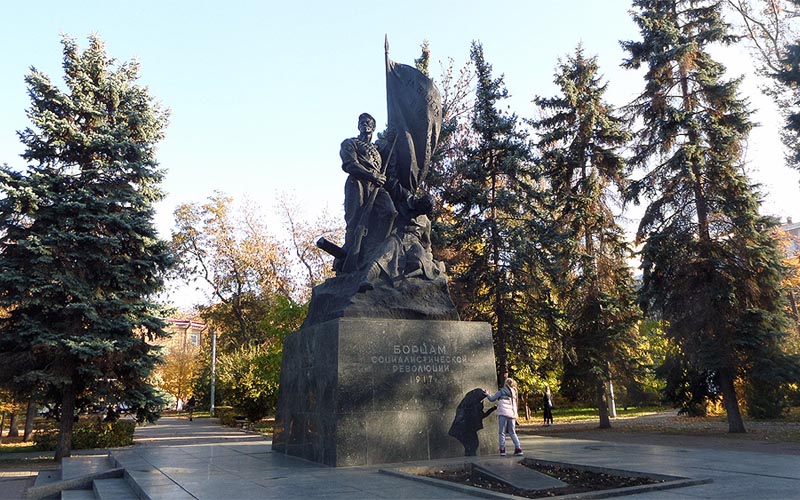 у памятника борцам революции саратов